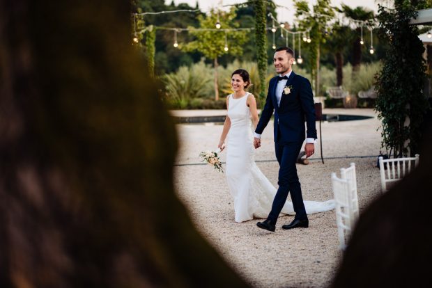 Gli sposi fanno il loro ingresso tra i tavoli del ricevimento, accolti dagli applausi e dall’entusiasmo degli invitati.