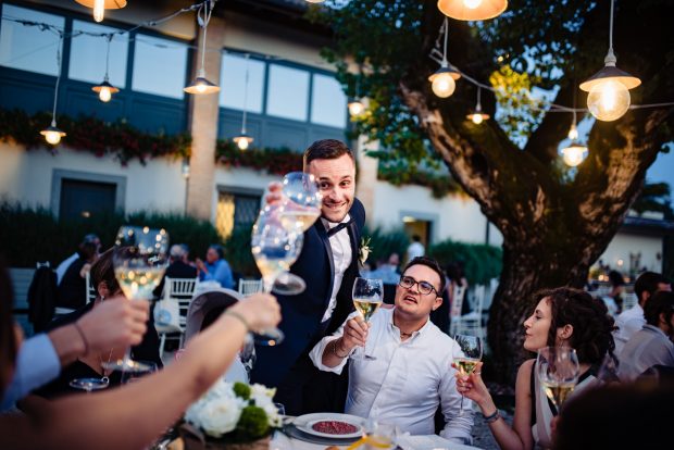 Lo sposo alza il calice per un brindisi emozionante, ringraziando amici e parenti per la loro presenza.