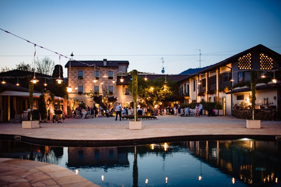 Tenuta Serradesca al tramonto con luci serali.