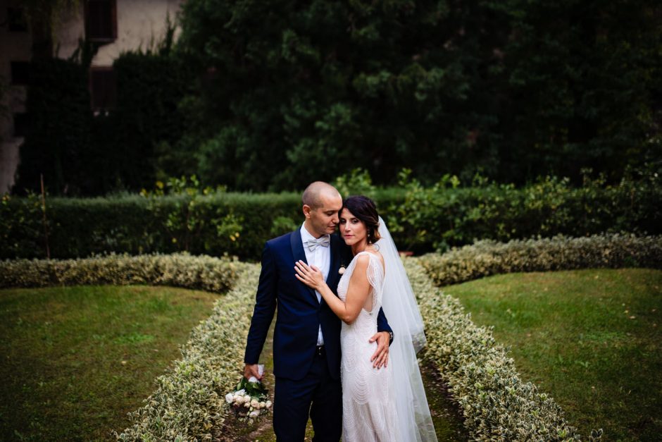 Gli sposi si abbracciano nei suggestivi chiostri dell’Abbazia di Santo Spirito, immersi in un’atmosfera romantica.