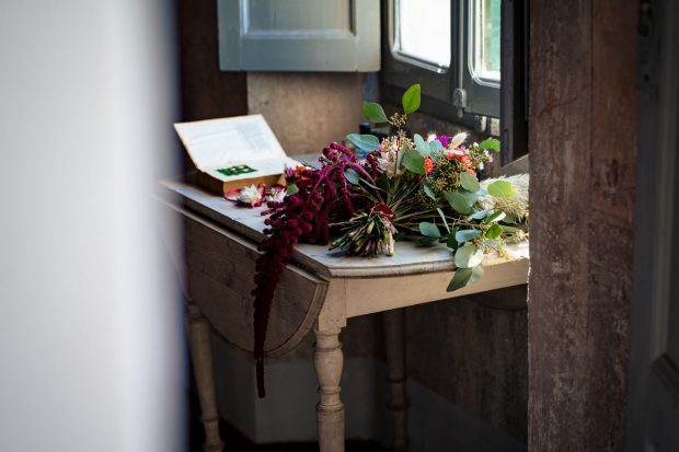 Primo piano del bouquet da sposa con fiori colorati e raffinati, perfetto per un matrimonio country chic a Cascina Castelletto.