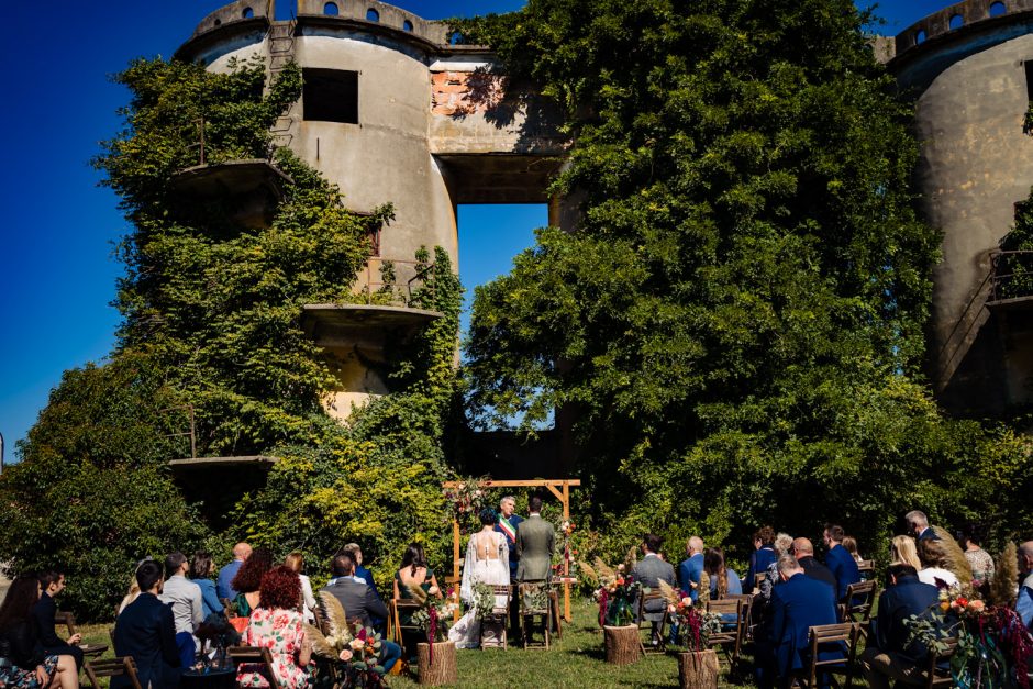 Un’inquadratura ampia della cerimonia civile nel meraviglioso scenario di Cascina Castelletto, tra natura e romanticismo.