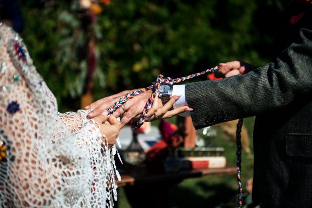 Particolare del rito dell’handfasting, un’antica tradizione che ha reso unica la cerimonia nuziale di Veronica e Stefano.