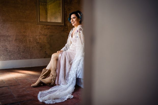 Ritratto elegante della sposa negli interni rustici di Cascina Castelletto, con luce naturale che esalta la sua bellezza e l’atmosfera romantica.