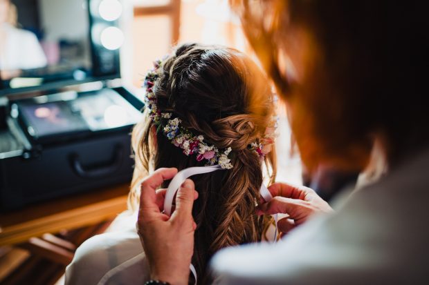 Dettaglio dell'acconciatura della sposa, curata nei minimi dettagli per il matrimonio a Villa Calchi.