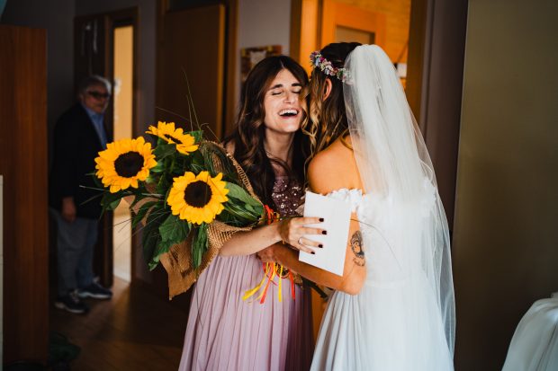 Amica della sposa emozionata nel vederla vestita per il matrimonio a Villa Calchi.