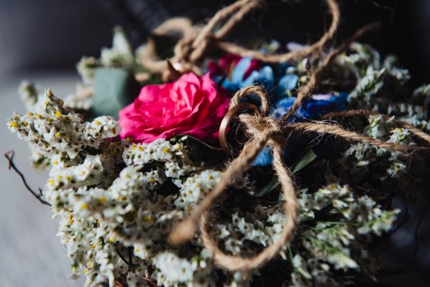 Dettaglio delle fedi nuziali durante la preparazione dello sposo, scatto elegante del fotografo matrimonio Varese Villa Calchi.