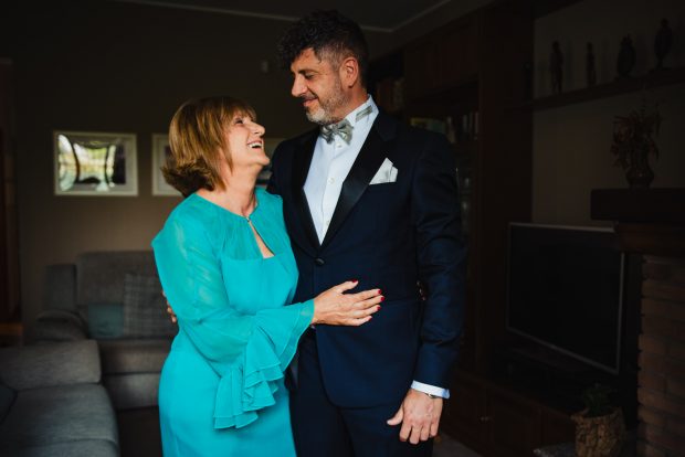 Momento di gioia tra lo sposo e sua madre, emozione autentica catturata dal fotografo matrimonio Varese Villa Calchi.