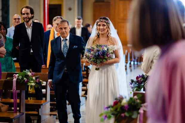 La sposa fa il suo ingresso in chiesa, un momento emozionante catturato dal fotografo matrimonio Varese Villa Calchi.