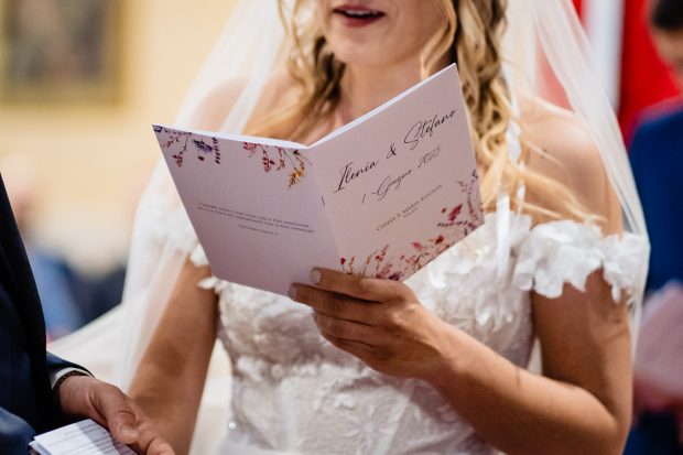 Primo piano del libretto della cerimonia matrimoniale, un dettaglio raffinato del matrimonio a Villa Calchi. Fotografo matrimonio Varese Villa Calchi.