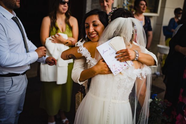 L’amica della sposa la abbraccia commossa dopo la cerimonia, un istante emozionante catturato dal fotografo matrimonio Varese Villa Calchi. Fotografo matrimonio Varese Villa Calchi.