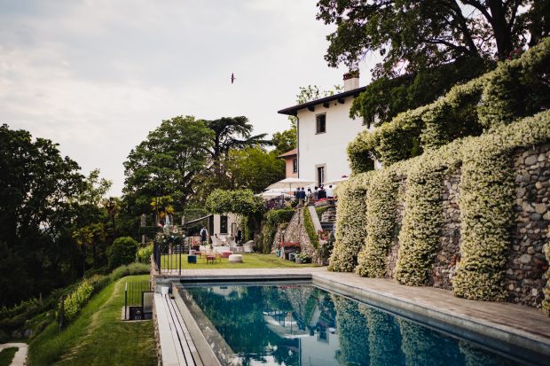 Scorcio elegante della piscina di Villa Calchi, location esclusiva per matrimoni in Lombardia. Fotografo matrimonio Varese Villa Calchi.