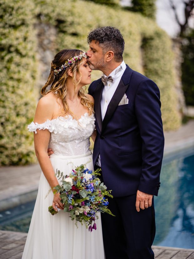 Lo sposo bacia con dolcezza la fronte della sposa, un gesto romantico ripreso dal fotografo matrimonio Varese Villa Calchi. Fotografo matrimonio Varese Villa Calchi.