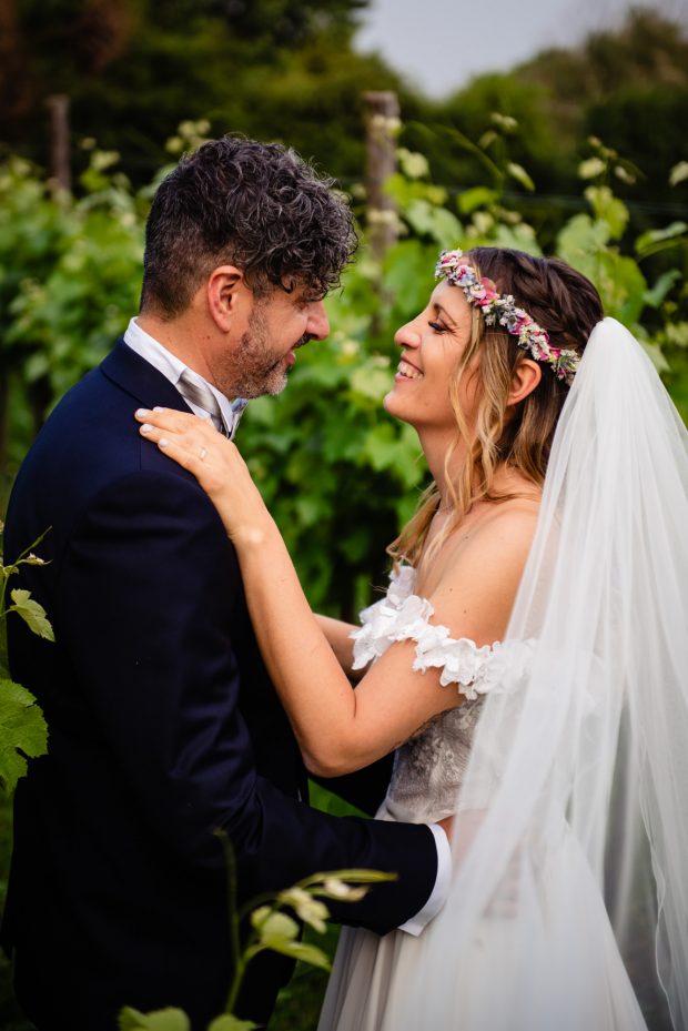 Gli sposi si scambiano uno sguardo pieno di emozione e amore, un istante catturato dal fotografo matrimonio Fotografo matrimonio Varese Villa Calchi.Varese Villa Calchi.