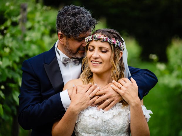 Gli sposi si abbracciano con emozione, un momento di pura felicità nel loro matrimonio a Villa Calchi. Fotografo matrimonio Varese Villa Calchi.