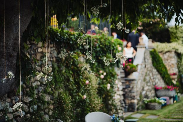 Eleganti allestimenti esterni per il matrimonio a Villa Calchi, catturati dal fotografo matrimonio Varese Villa Calchi. Fotografo matrimonio Varese Villa Calchi.