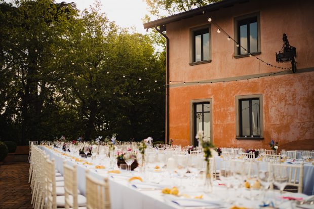 La terrazza di Villa Calchi allestita per il ricevimento nuziale, un ambiente magico per il matrimonio. Fotografo matrimonio Varese Villa Calchi.
