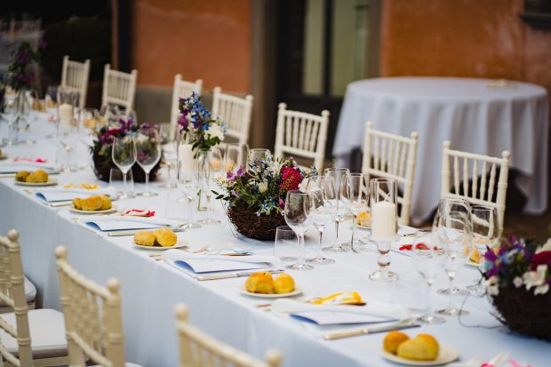 Un raffinato allestimento del tavolo nuziale a Villa Calchi, curato nei minimi dettagli. Fotografo matrimonio Varese Villa Calchi.