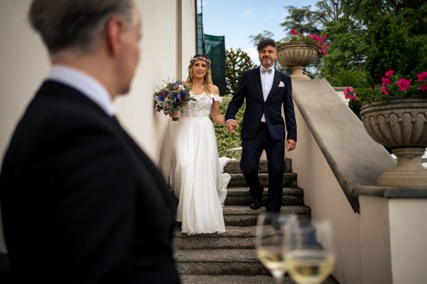 Gli sposi fanno il loro ingresso all’aperitivo, accolti dagli invitati con entusiasmo a Villa Calchi. Fotografo matrimonio Varese Villa Calchi.