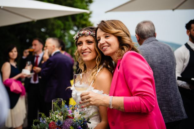 La sposa scatta un selfie con un’amica in rosa durante i festeggiamenti a Villa Calchi. Fotografo matrimonio Varese Villa Calchi.