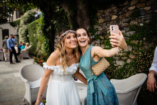 La sposa scatta un selfie con un’amica in rosa durante i festeggiamenti a Villa Calchi. Fotografo matrimonio Varese Villa Calchi.