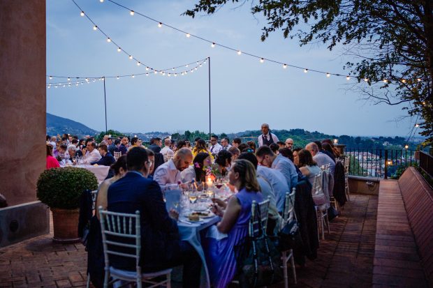 La terrazza di Villa Calchi illuminata dalle lucine, creando un’atmosfera magica durante il ricevimento di matrimonio. Fotografo matrimonio Varese Villa Calchi.