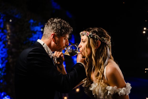 Primo piano delle mani degli sposi mentre brindano, un dettaglio romantico del matrimonio a Villa Calchi. Fotografo matrimonio Varese Villa Calchi.