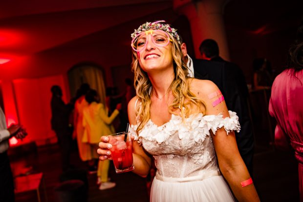 La sposa si scatena sulla pista da ballo durante la festa del matrimonio a Villa Calchi. Fotografo matrimonio Varese Villa Calchi.
