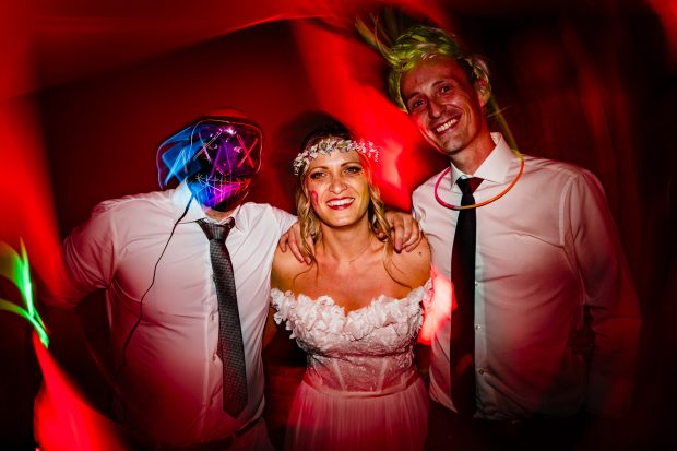 La sposa balla con gli amici sulla pista, un momento di festa al matrimonio a Villa Calchi. Fotografo matrimonio Varese Villa Calchi.