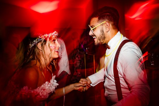 La sposa e un amico si divertono ballando durante il ricevimento a Villa Calchi. Fotografo matrimonio Varese Villa Calchi.