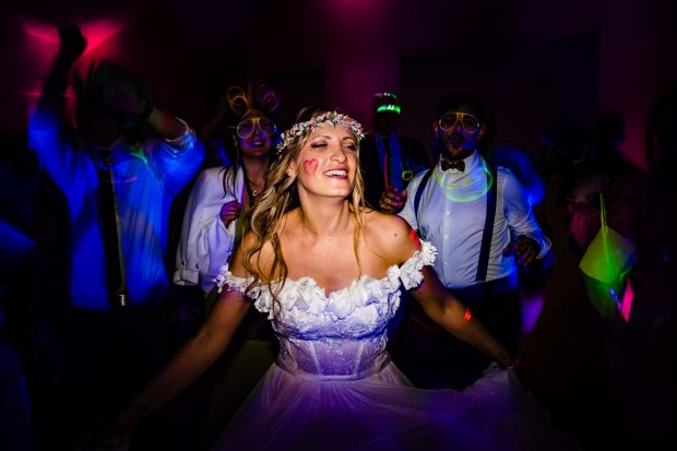 La sposa si lascia andare alla musica mentre balla felice durante la festa del matrimonio a Villa Calchi. Fotografo matrimonio Varese Villa Calchi.