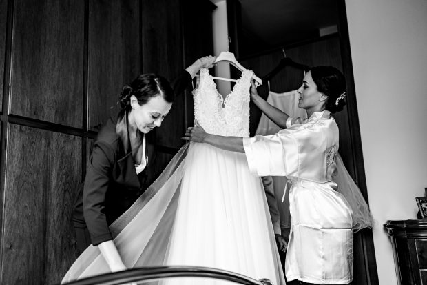 La sposa afferra il suo abito da matrimonio a Villa Antona Traversi.