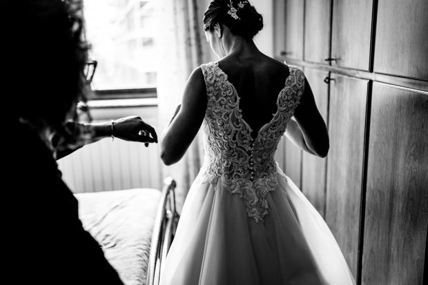 Primo piano sui dettagli eleganti dell'abito da sposa a Villa Antona Traversi.