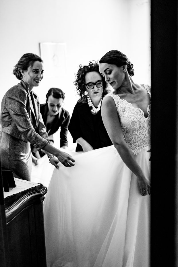 La coda dell'abito da sposa sistemata con cura, fotografata a Villa Antona Traversi.