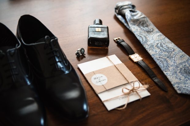 Gemelli eleganti dello sposo, catturati da un fotografo matrimonio Villa Antona Traversi.