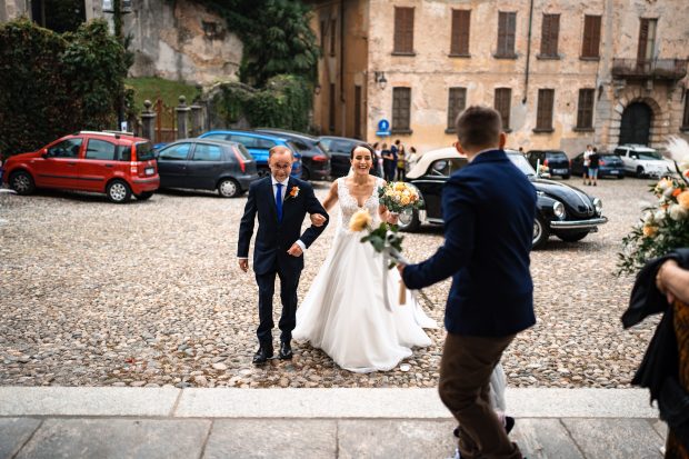 La sposa cammina lungo la navata al braccio del padre, pronta per il matrimonio a Villa Antona Traversi.