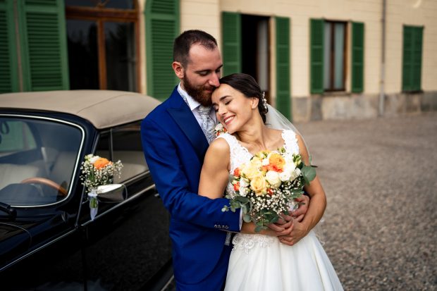 Gli sposi si abbracciano e sorridono durante il matrimonio a Villa Antona Traversi.