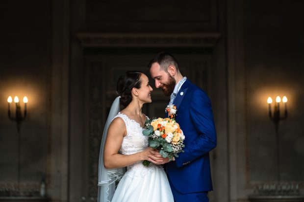 Gli sposi fronte a fronte si scambiano uno sguardo pieno di complicità a Villa Antona Traversi.