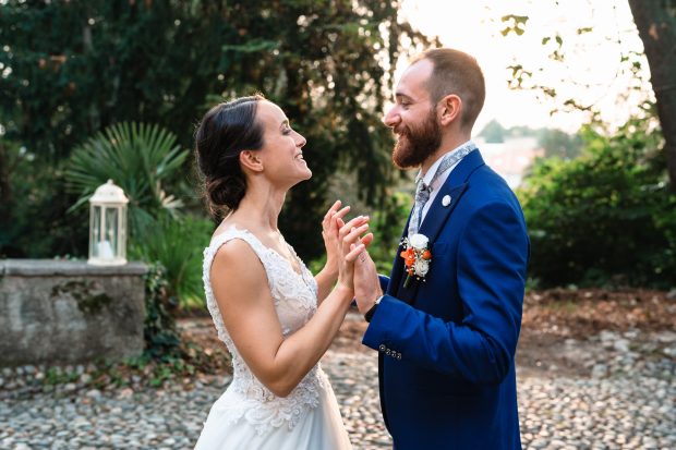 Gli sposi si guardano negli occhi, con le mani unite, durante il loro matrimonio a Villa Antona Traversi.