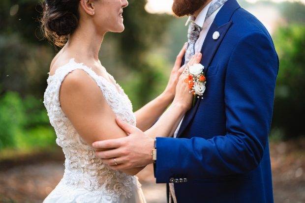Gli sposi posano uno di fronte all’altro durante il loro matrimonio a Villa Antona Traversi.