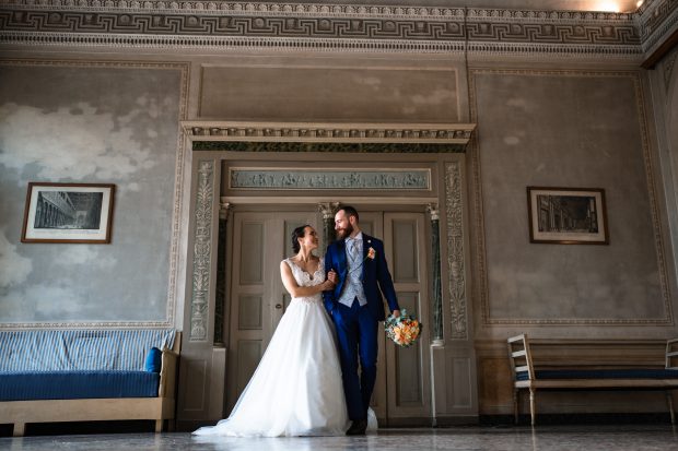 Gli sposi camminano mano nella mano a Villa Antona Traversi.