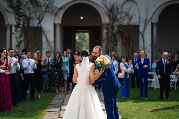 Gli sposi arrivano all’aperitivo accolti dagli invitati a Villa Antona Traversi.