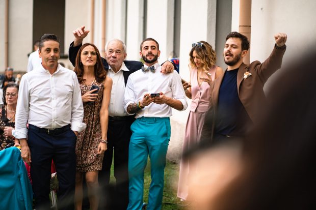 Gli amici applaudono gli sposi durante il ricevimento a Villa Antona Traversi.