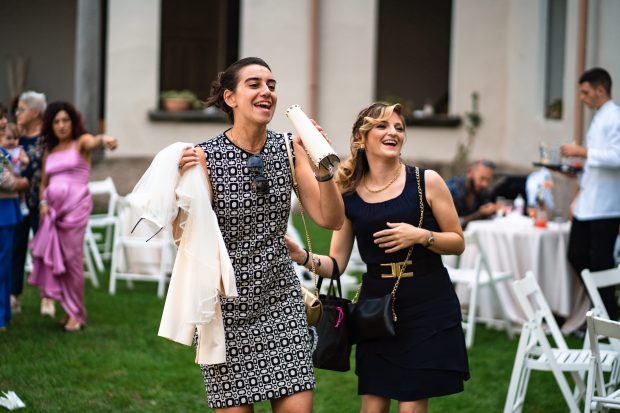 Gli amici ridono durante il ricevimento a Villa Antona Traversi.