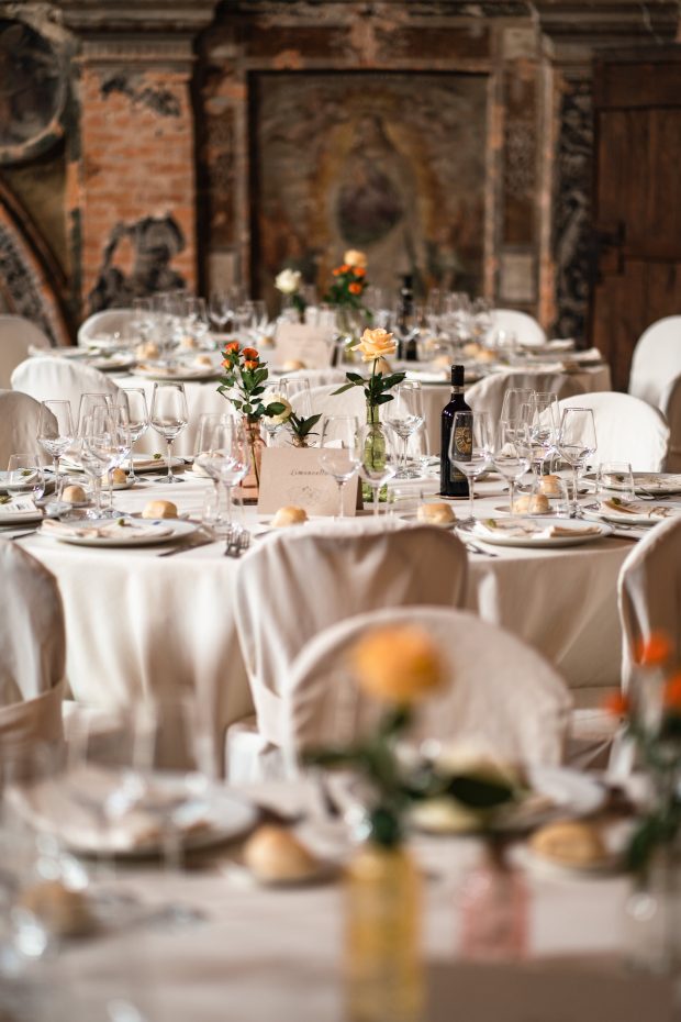 Dettagli eleganti dei tavoli nella sala di Villa Antona Traversi.