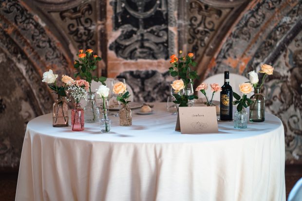 Tavolo degli sposi decorato elegantemente a Villa Antona Traversi.