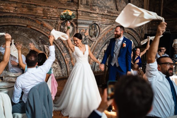 Gli sposi fanno il loro ingresso nella sala del ricevimento a Villa Antona Traversi.