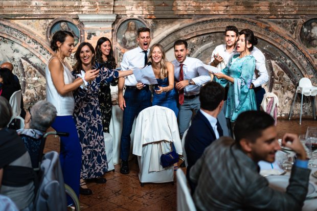 Gli amici cantano per gli sposi durante il ricevimento a Villa Antona Traversi.