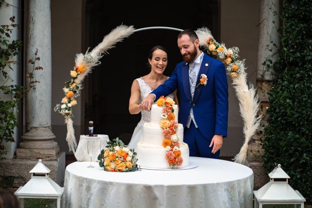 Gli sposi tagliano la torta durante il ricevimento a Villa Antona Traversi.