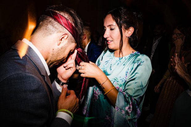 Invitati che ballano con la cravatta in testa sul dancefloor a Villa Antona Traversi.